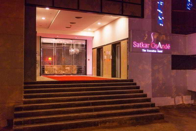 Hotel Satkar Grande Thane Zewnętrze zdjęcie